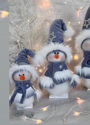 Інтер'єрна фігурка новорічна сніговик у сером калпаке 32 см, різдвяний сніговик. новорічні фігурки2 фото