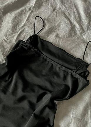 Черное короткое платье со стразами и разрезом6 фото
