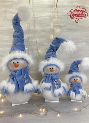 Інтер'єрна фігурка новорічна сніговик у голубом калпаке 40 см, різдвяний сніговик. новорічні фігурки1 фото