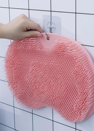 Масажна щітка мочалка для спини та ніг силіконова чистюля у ванну або душову на присосках настінна1 фото