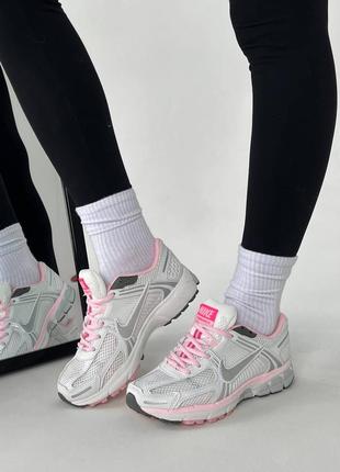 Жіночі спортивні кросівки для фітнесу nike vomero 5. білі з рожевим.