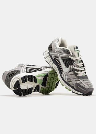 Мужские спортивные кроссовки для бега nike vomero 5. серые с черным и зеленым