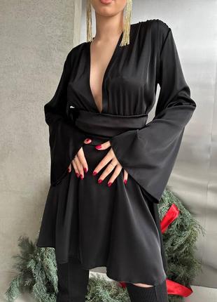 Платье короткое черное однотонное на длинный рукав с вырезом в зоне декольте свободного кроя качественное стильное трендовое