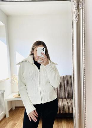 Базовий светр з об’ємним комірцем