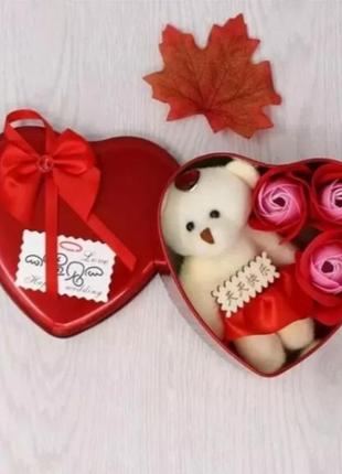 Коробка у формі серця з мильною квіткою з 3 трояндами 1 ведмедик