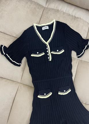 Короткое черное платье с караманами акцентами и вырезом на груди sandro4 фото
