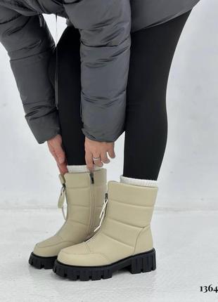 Ботинки сапоги щимовые бежевые молочные с черной подошвой высокие платформой1 фото