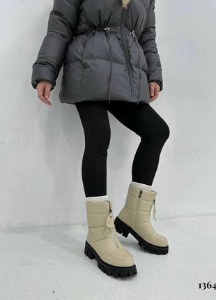 Ботинки сапоги щимовые бежевые молочные с черной подошвой высокие платформой3 фото