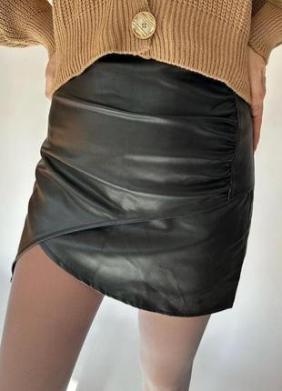 Юбка кожаная мини подкладка шорты асимметричная черная коричневая4 фото