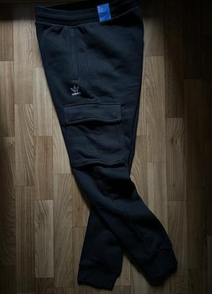 Новые мужские спортивные штаны-карго adicolor essentials trefoil2 фото