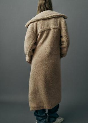Очень длинное пальто из искусственного меха6 фото