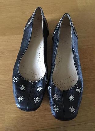 Шкіряні туфлі мокасини clarks