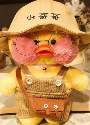М'яка іграшка плюшева качка лалафанфан duck lalafanfan cafe mimi в одязі та окулярах жовта в капелюсі1 фото