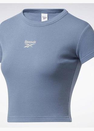 Футболка із колекції reebok classic. модель виготовлена із тонкого, легко еластичного трикотажу.