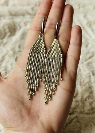 Длинные блестящие серебристые серьги из мелкого бисера6 фото