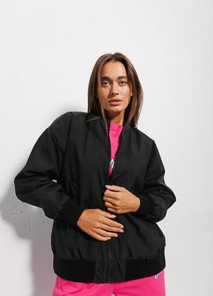 Жіноча вітровка чорного кольору