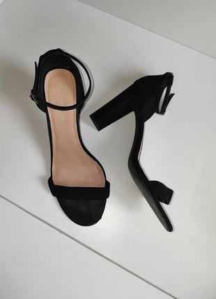 Босоніжки new look wide fit на стійких підборах розмір 9/42