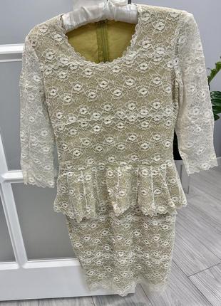 Платье из кружева.