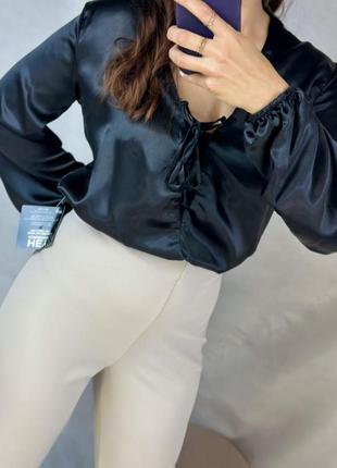 Блуза атласная укороченная черная1 фото