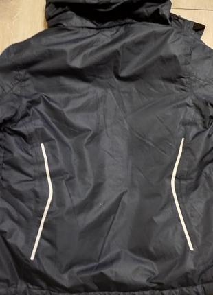 Спортивная горнолыжная куртка.