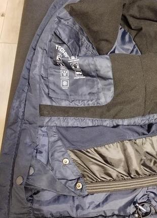 Спортивная горнолыжная куртка.