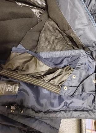 Спортивная горнолыжная куртка.