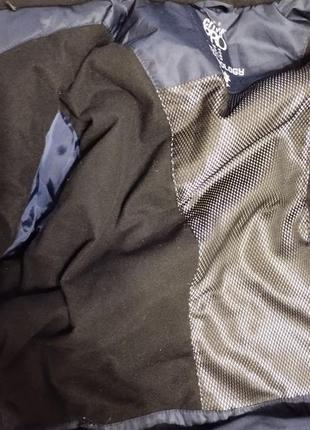 Спортивная горнолыжная куртка.