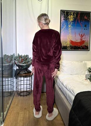 Велюровый домашний костюм с блестящим лампасом с кофтой с резинкой на рукавах и снизу кофты с брюками с кошенями низ на резинке одежда для дома3 фото