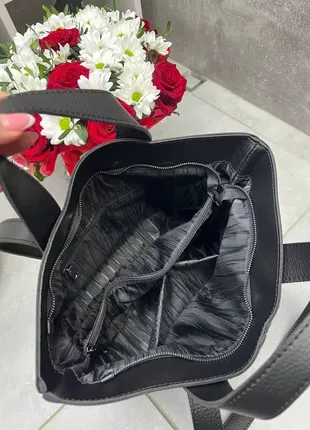 Черная — большая, стильная и элегантная сумка на молнии со вставками6 фото