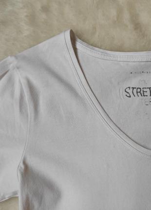 Белая натуральная футболка с вырезом декольте стрейч майка с треугольным вырезом женская5 фото