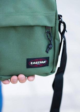 Зелена сумка месенджер через плече eastpak the one messenger естпак истпак барсетка5 фото