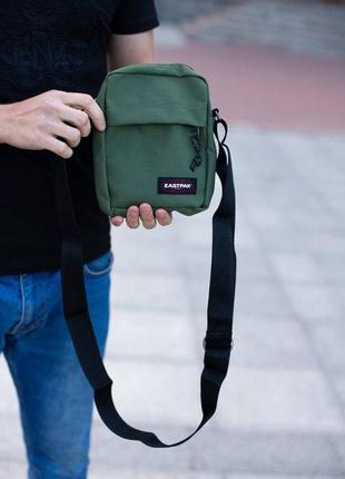 Зелена сумка месенджер через плече eastpak the one messenger естпак истпак барсетка