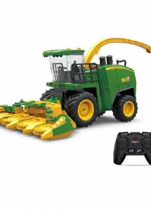 Комбайн на радіокеруванні, випускає пару