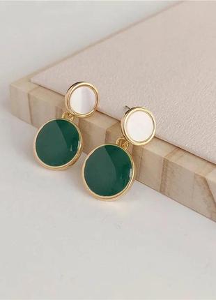 Стильні круглі золотисті сережки кульчики пусети зелена емаль перламутр1 фото
