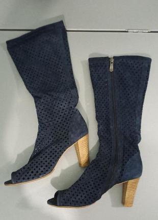 Стильні італійські перфоровані чоботи із натуральної замші синього кольору.2 фото
