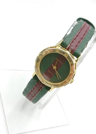 Женские позолоченные часы в стиле gucci