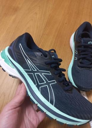 Кроссовки бренд asics 39 размер.