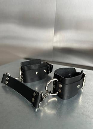 Эротические наручники из качественной натуральной кожи и металлической фурнитурой.