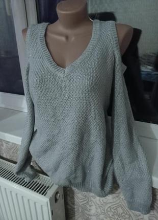 Свитер с открытыми плечами