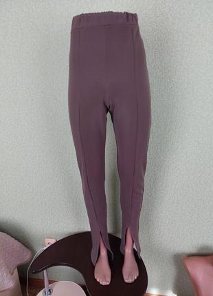 Трикотажные брюки с разрезами брюки в рубчик цвета мокко3 фото