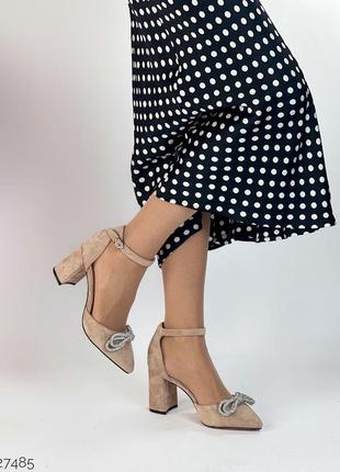 Женские бежевые замшевые туфли с бантиком в стразах5 фото