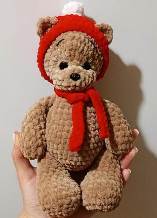 Мишутка в новогодней шапке и шарфике