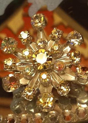 Вінтажна, неймовірна, об'ємна брошка.  англія.