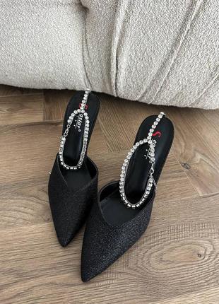 Черные невероятные туфли с люрексом с острым носом на каблуке декорированы цепочкой с камушками9 фото