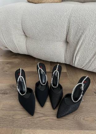 Невероятные туфли с острым носом на каблуке декорированы цепочкой с камушками4 фото