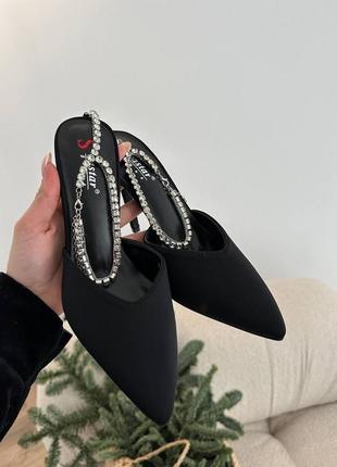 Невероятные туфли с острым носом на каблуке декорированы цепочкой с камушками8 фото