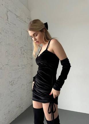 Черное велюровое мини платье со съемными рукавами2 фото