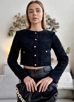 Короткий черный пиджак в стиле old money укороченный жакет в стиле шанель
