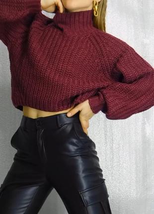Укорочений в'язаний жіночий пуловер