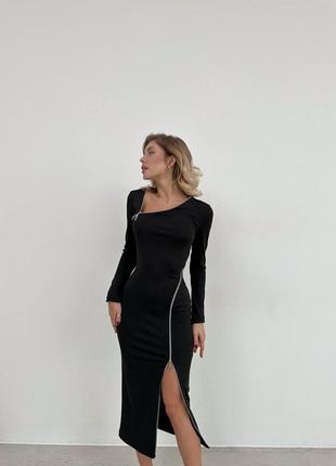 Стильное черное платье миди с вырезом на ноге